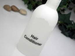 اگر موهای تان به دلیل الکتریسیته در هوا پخش است، یا به دلیل رطوبت وز شده، مقداری نرم کننده کف دستتان بمالید و روی موها بکشید. 