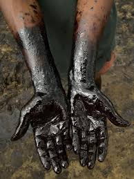 معمولا برای یک مکانیک و یا اوپراتورهای شرکت نفت، تمیز کردن پی در پی دست ها سخت می باشد. از طرفی تمیز کردن دست با شوینده ها نیز، نیازمند آب می باشد. ژل دست پاک کن، کارها را آسان نموده و نه تنها دست را تمیز می کند بلکه از دست ها نیز مراقبت می کند. 